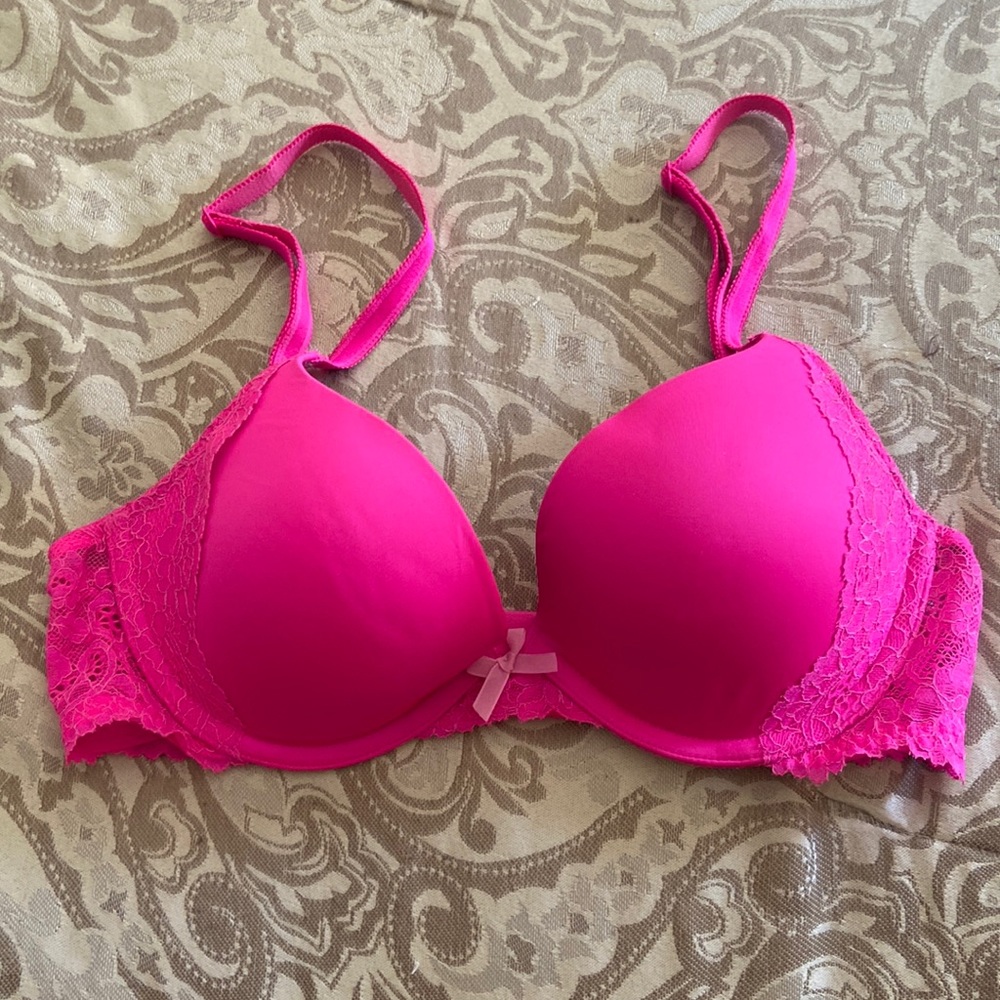 Victoria’s Secret dream angels push a pigeonnaut 32C